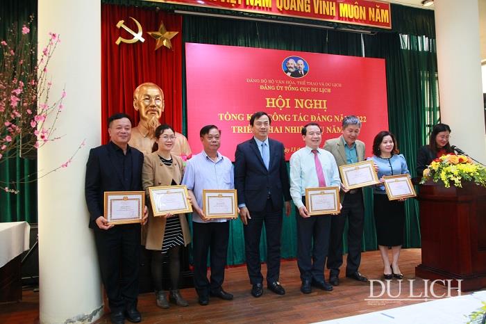 Đảng ủy Tổng cục Du lịch tặng Giấy khen cho 21 đảng viên hoàn thành xuất sắc nhiệm vụ